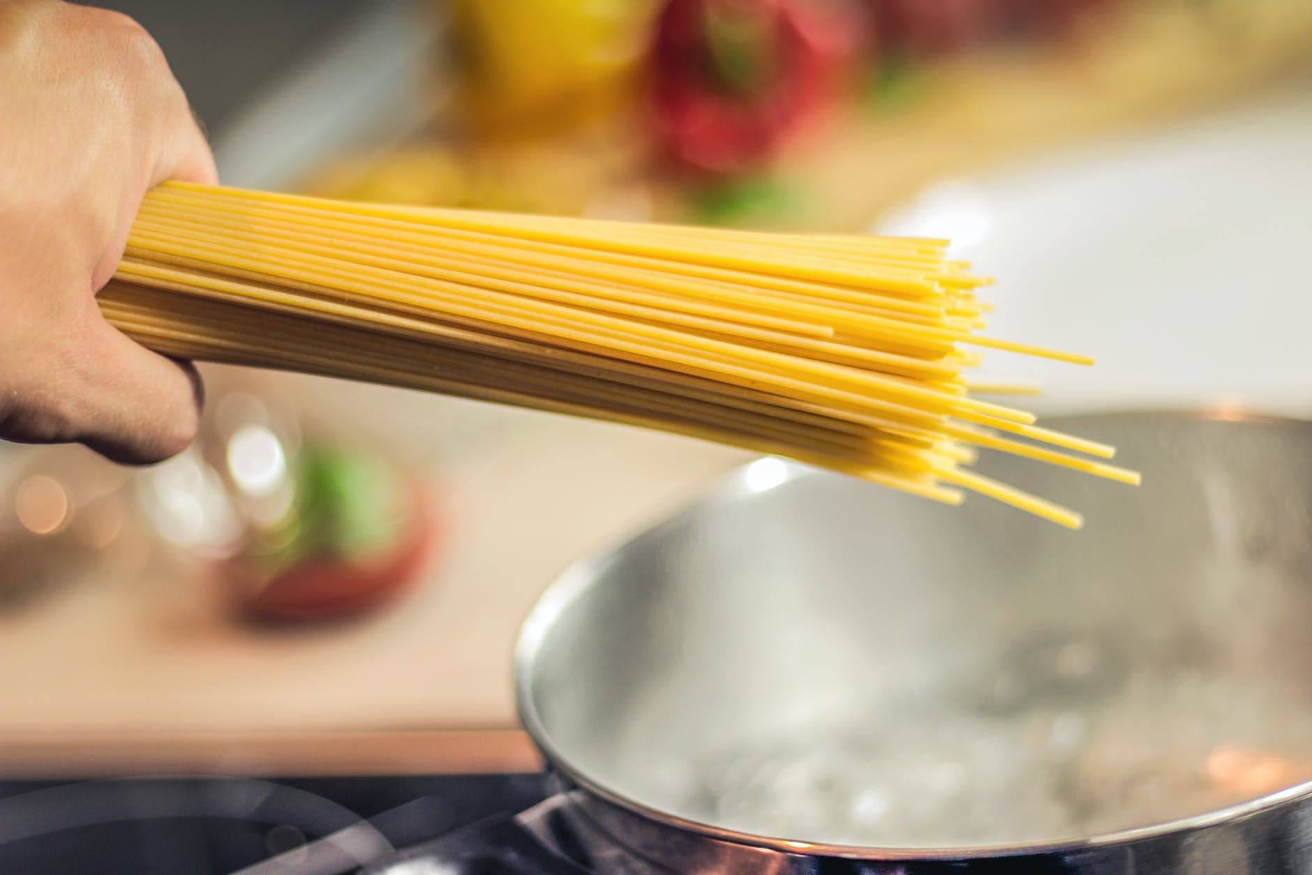 Spaghetti mit Gemüsesauce und Tofu - vegan & glutenfrei