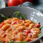 glutenfreie Gnocchi mit Tomaten-Creme-Sauce und Rucola