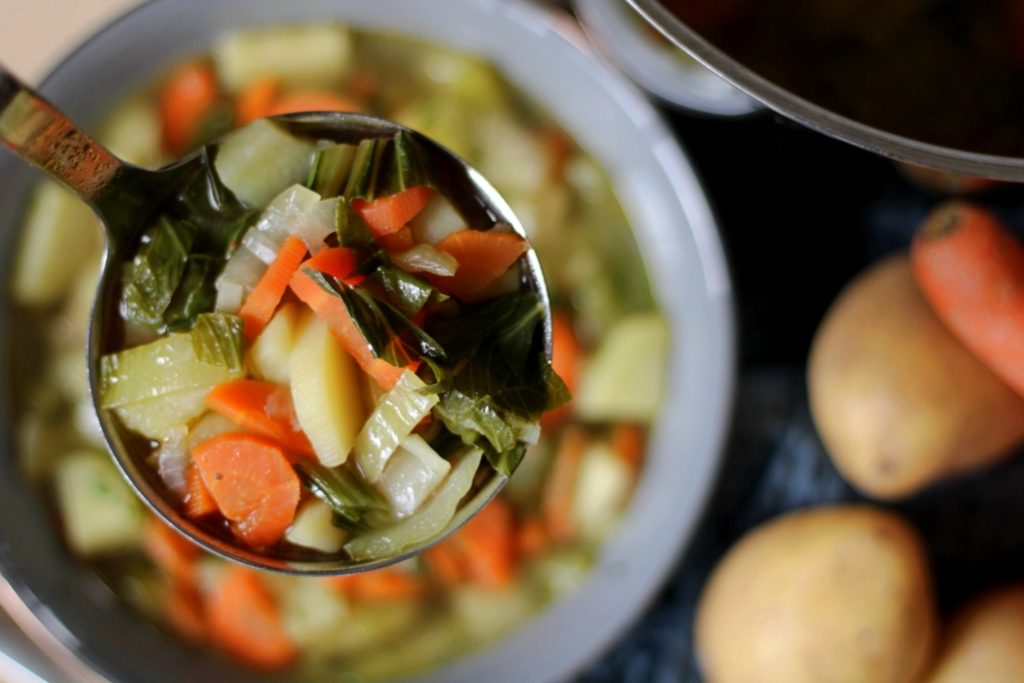 Kartoffel-Möhren-Eintopf mit Pak Choi und vegetarischen Würstchen ...