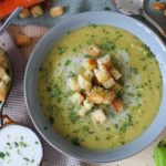 vegane Kartoffelsuppe mit Suppengemüse und Croutons (glutenfrei)