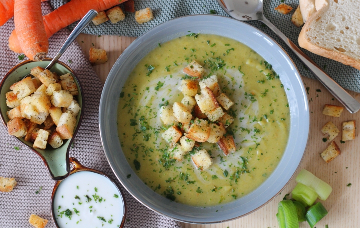 vegane Kartoffelsuppe mit Suppengemüse und Croutons (glutenfrei ...